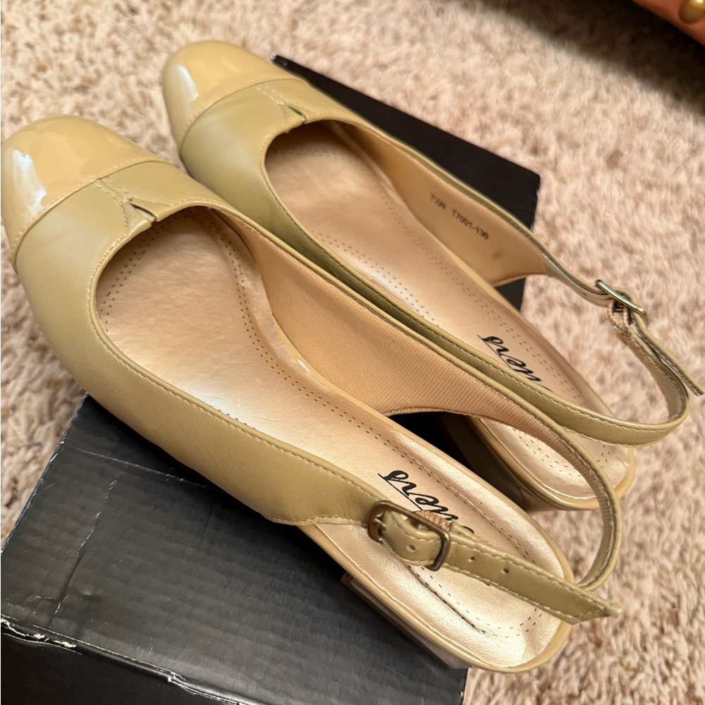 Trotters Light Tan/Nude Slingback Flats